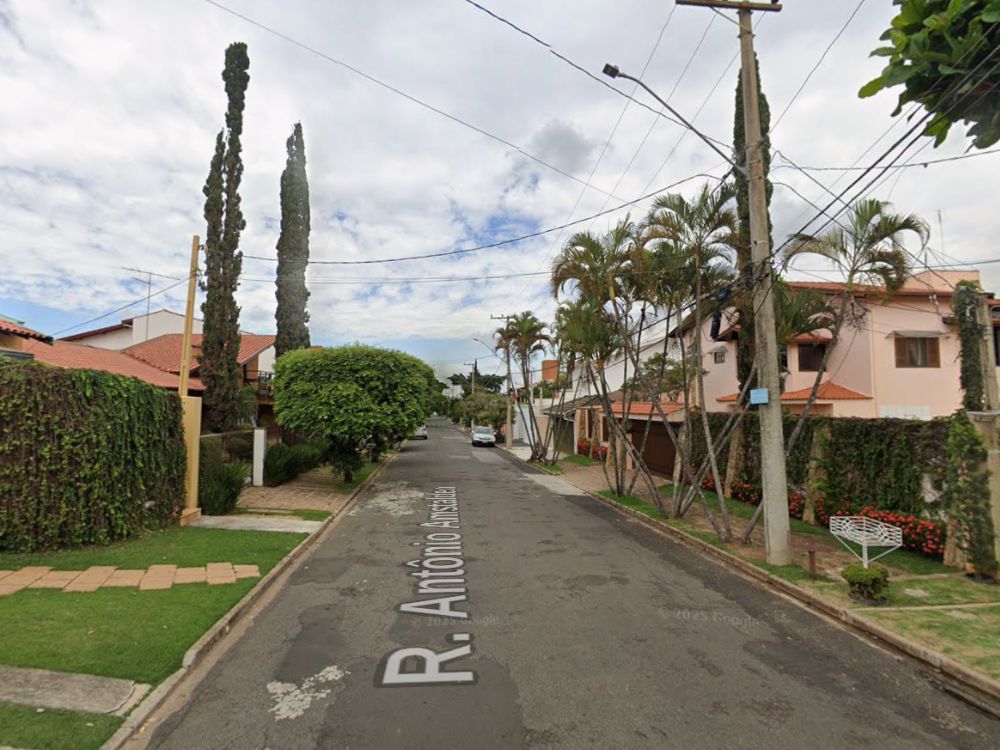 Rua residencial com casas, jardins e arborização, compondo o perfil urbano do bairro Vila Suíça Indaiatuba em Indaiatuba.