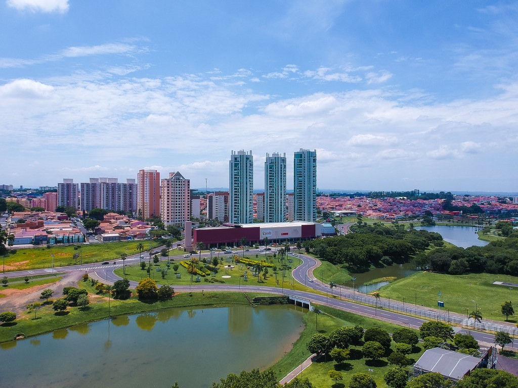 Imagem panorâmica de Indaiatuba com prédios residenciais, avenidas largas e parques, destacando os benefícios de Morar em Indaiatuba.