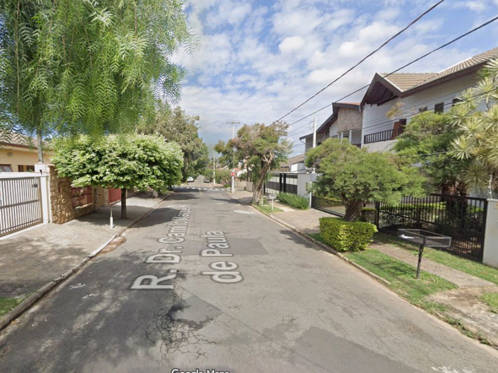 Trecho de rua residencial com imóveis cercados por vegetação, representando o padrão urbano da Vila Suíça Indaiatuba.