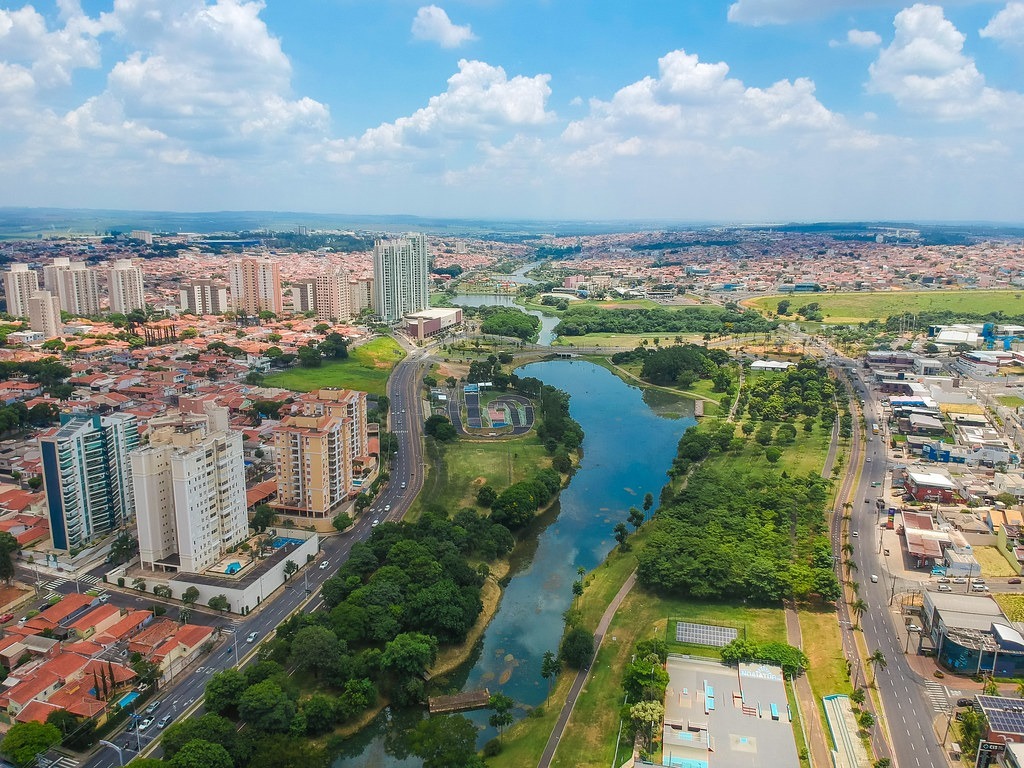 Vista aérea de condomínios, áreas comerciais e zonas verdes, ilustrando a organização urbana ao Morar em Indaiatuba.