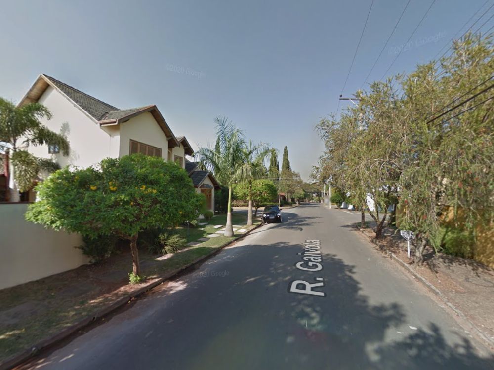 Rua residencial com calçadas, árvores e imóveis de médio e alto padrão na Vila Suíça Indaiatuba, em ambiente tranquilo.