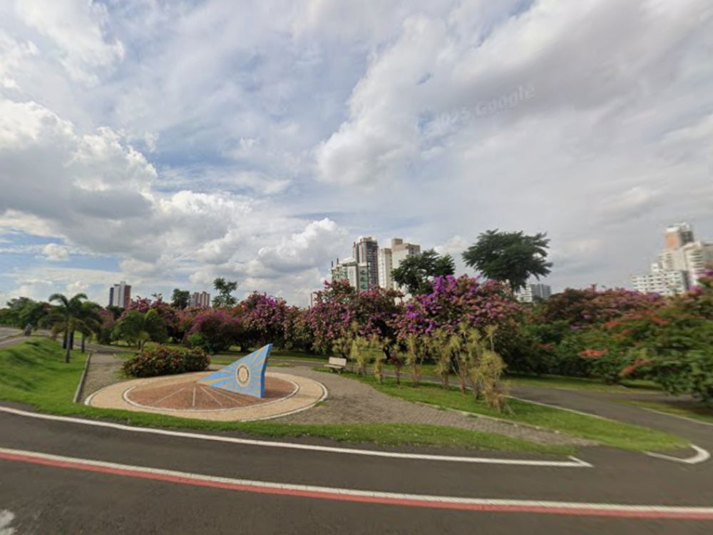 Rotatória arborizada com paisagismo e vista panorâmica da cidade no bairro Jardim Esplanada Indaiatuba, reforçando a infraestrutura e o urbanismo do local.
