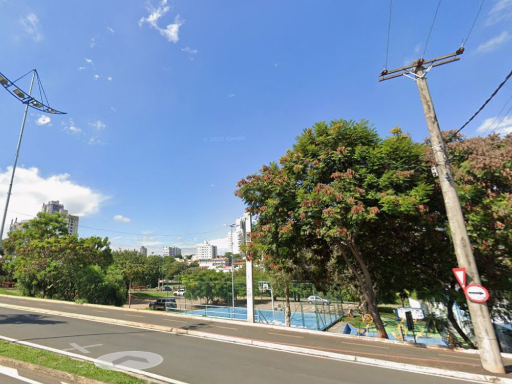 Área verde com quadra esportiva e vista para prédios ao fundo no bairro Jardim Esplanada Indaiatuba, mostrando opções de lazer e qualidade de vida.