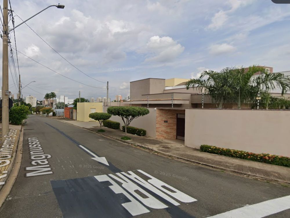 Vista de rua tranquila com casas de alto padrão e arborização no bairro Jardim Esplanada Indaiatuba, evidenciando segurança e organização urbana.