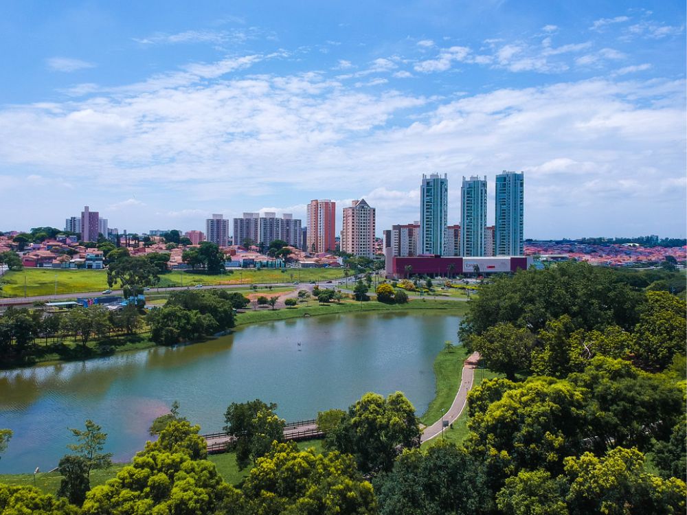 Vista aérea com lago, áreas verdes e prédios residenciais, representando as Curiosidades sobre Indaiatuba e o planejamento urbano da cidade.