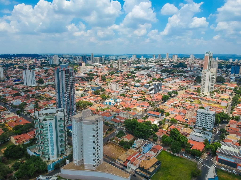 Vista aérea de bairros residenciais e prédios modernos, mostrando organização urbana que reforça a ideia de que Indaiatuba é seguro