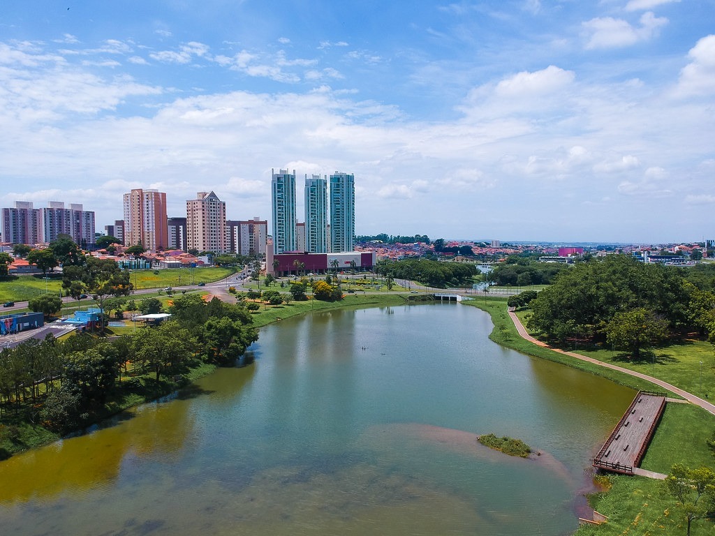 Vista aérea de Indaiatuba com áreas verdes, prédios e planejamento urbano, definição de Qual o custo de vida em Indaiatuba.