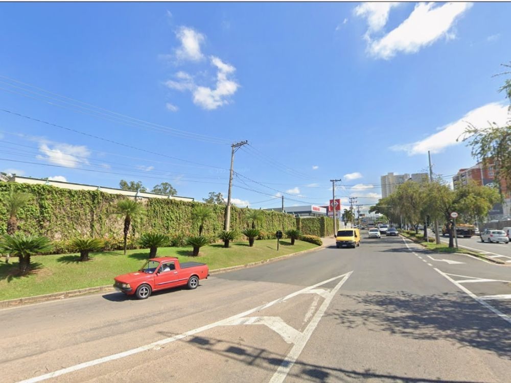 Avenida bem estruturada com trânsito organizado e paisagismo urbano, evidenciando infraestrutura que mostra que Indaiatuba é seguro