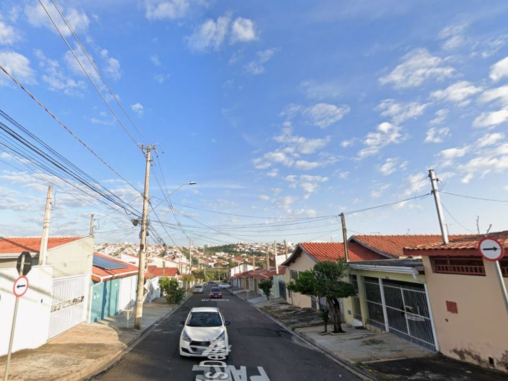 Rua residencial tranquila com casas e pouco movimento, cenário que transmite segurança e confirma que Indaiatuba é seguro