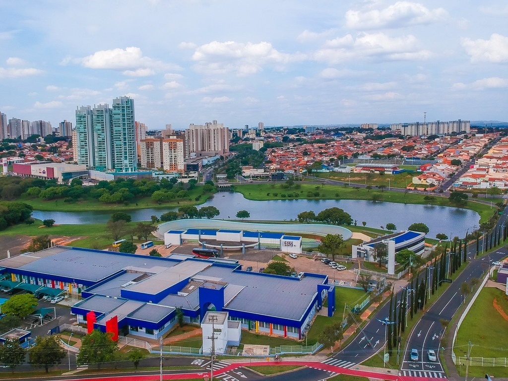 Vista urbana de Indaiatuba com áreas residenciais, lago e prédios modernos, contexto de Qual o custo de vida em Indaiatuba