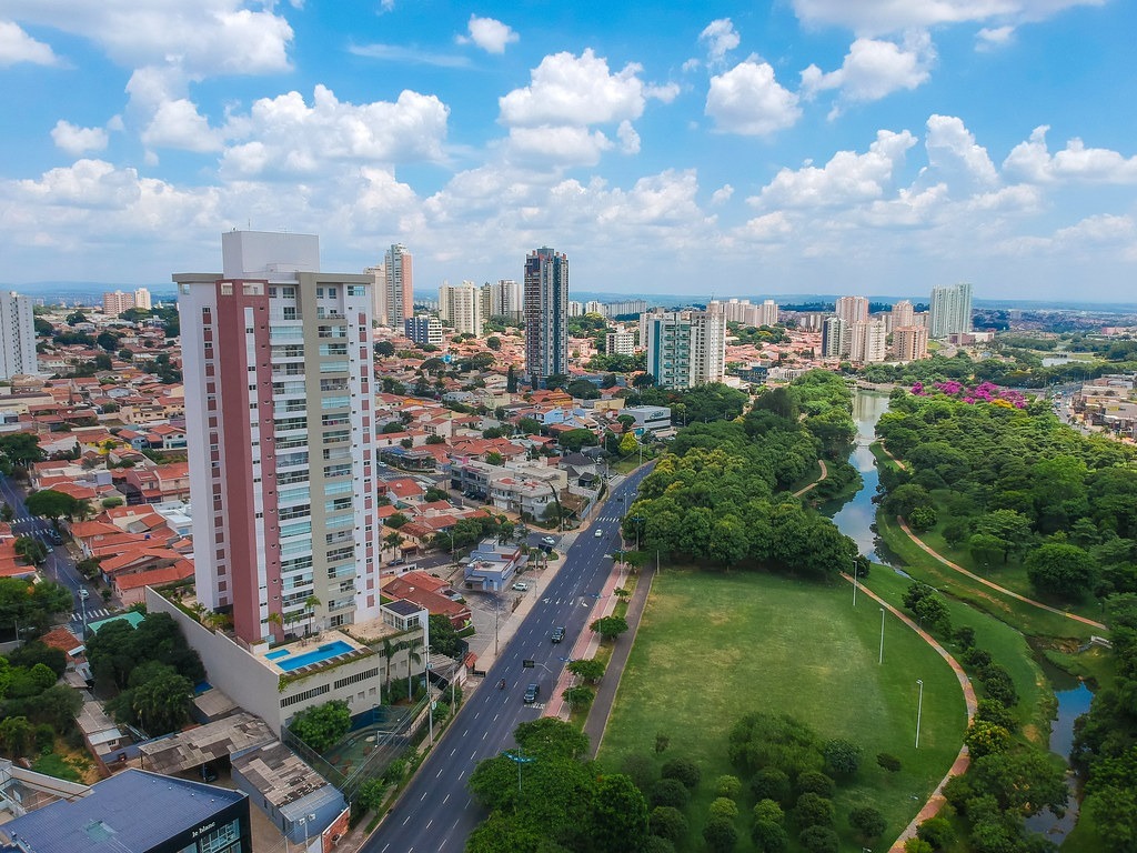 Região com área verde, lago e edifícios ao redor, destacando qualidade de vida e como Indaiatuba é seguro para morar