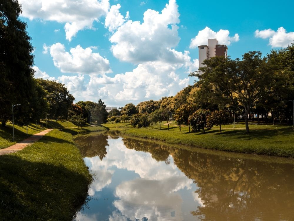 Parque com lago e áreas verdes em Indaiatuba, ideal para lazer ao ar livre, representando o que fazer em Indaiatuba.