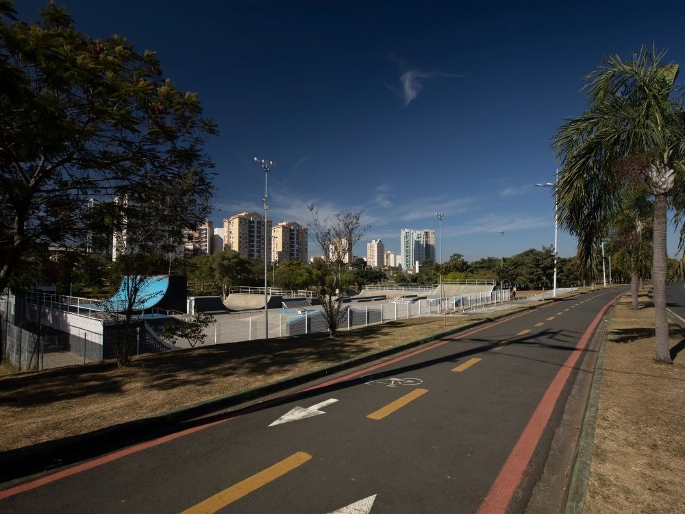 Pista de caminhada e ciclovia com estrutura urbana moderna, mostrando opções de esporte e o que fazer em Indaiatuba.