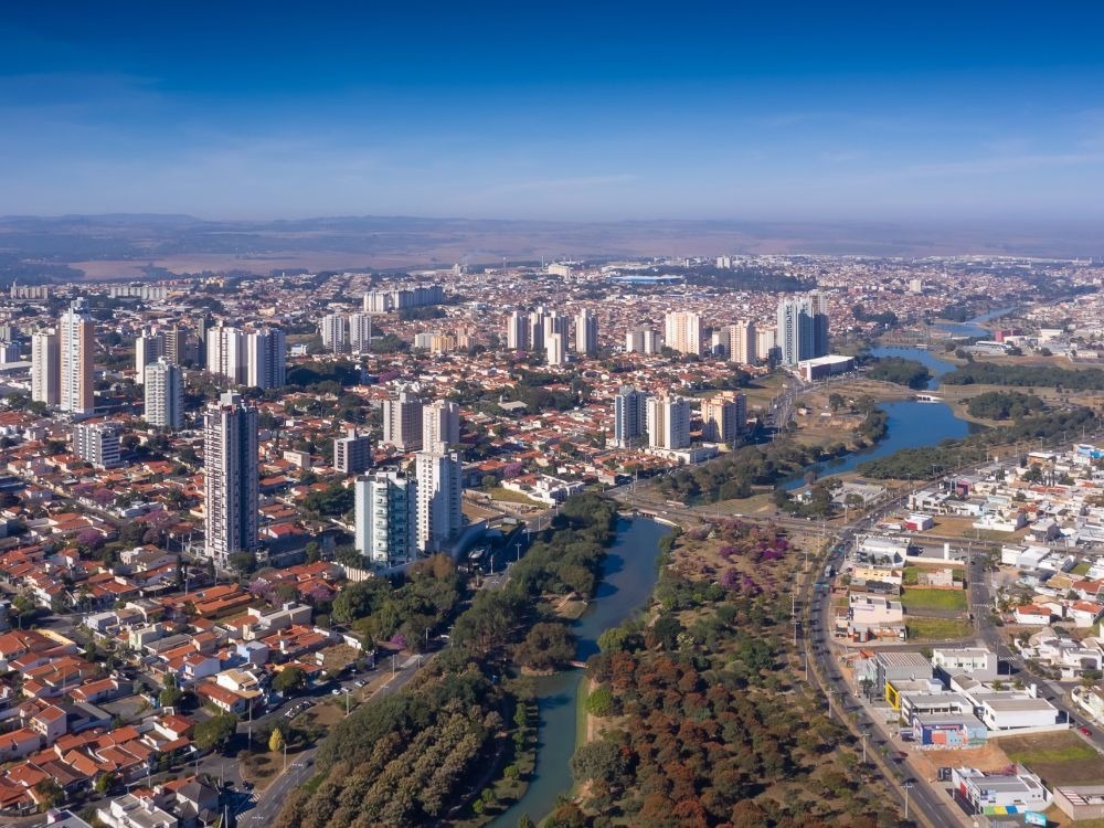 Imagem aérea mostrando a localização estratégica da cidade para explicar Indaiatuba fica perto de qual cidade e seus municípios vizinhos.
