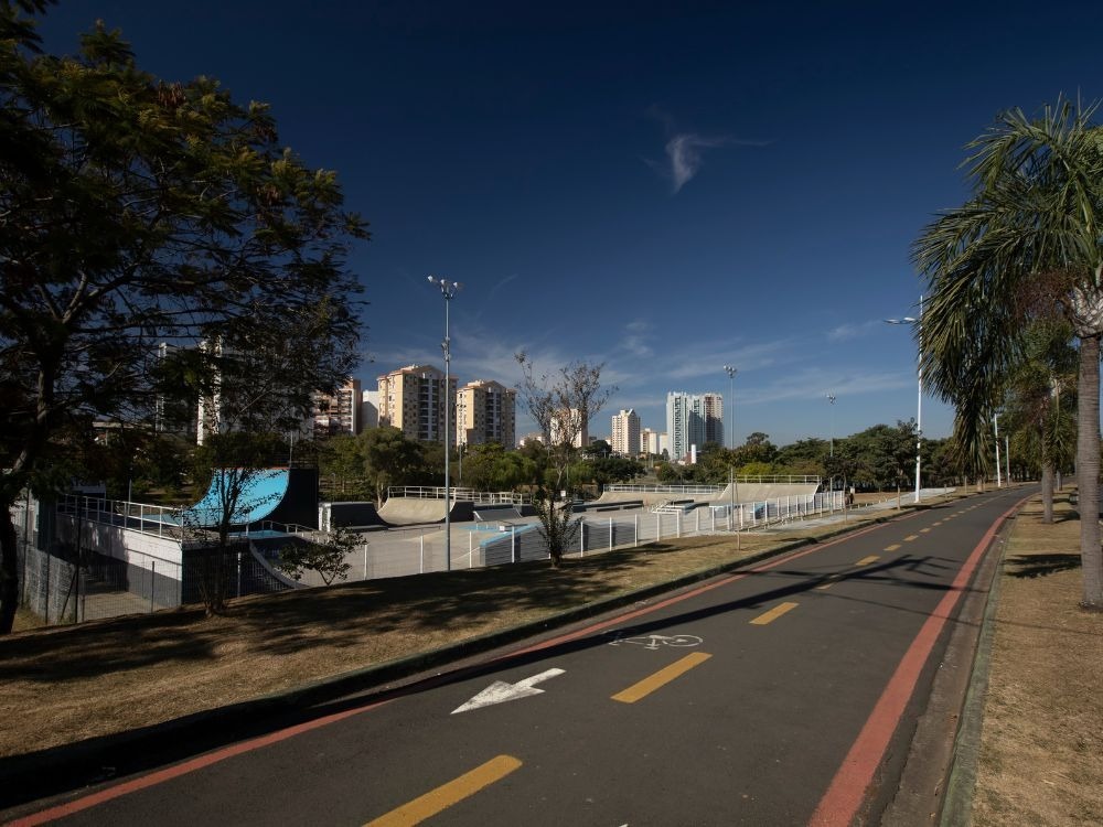 Vista do Parque Ecológico reforçando a resposta para Indaiatuba fica perto de qual cidade, com infraestrutura urbana e áreas de lazer.