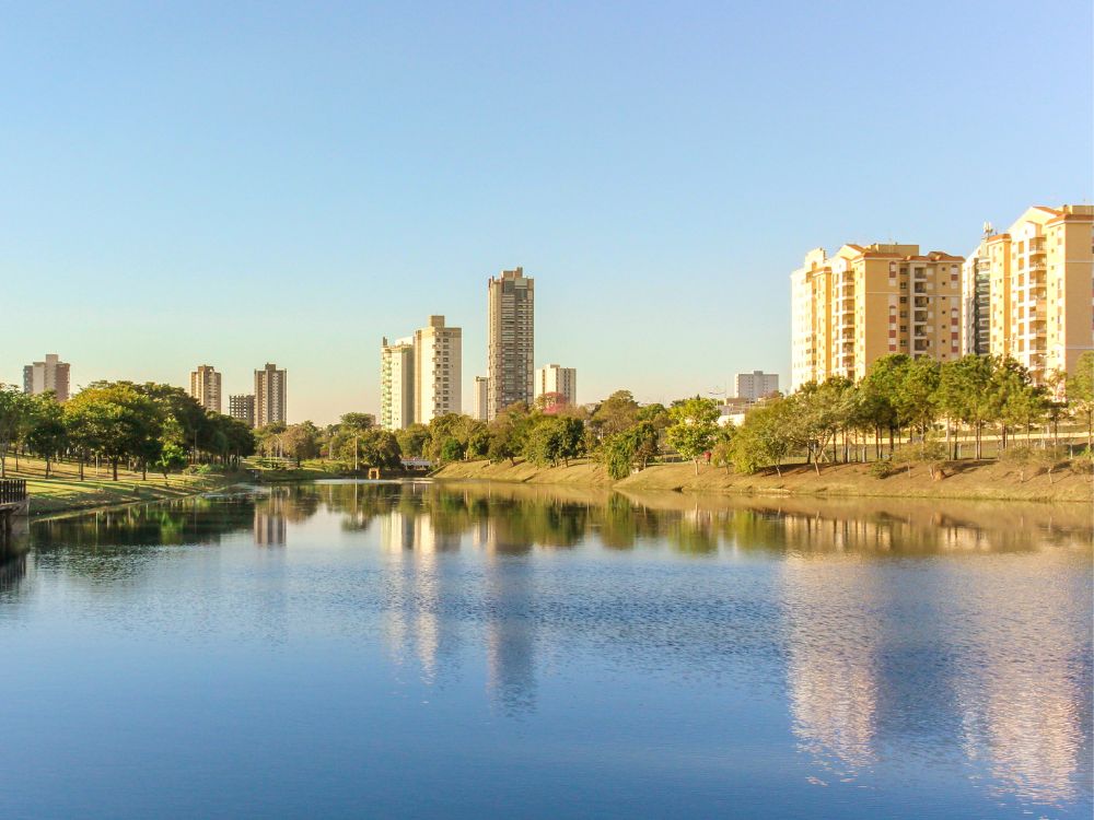 Paisagem urbana com lago refletindo a tranquilidade de Indaiatuba melhor cidade para morar no interior de São Paulo atualmente.