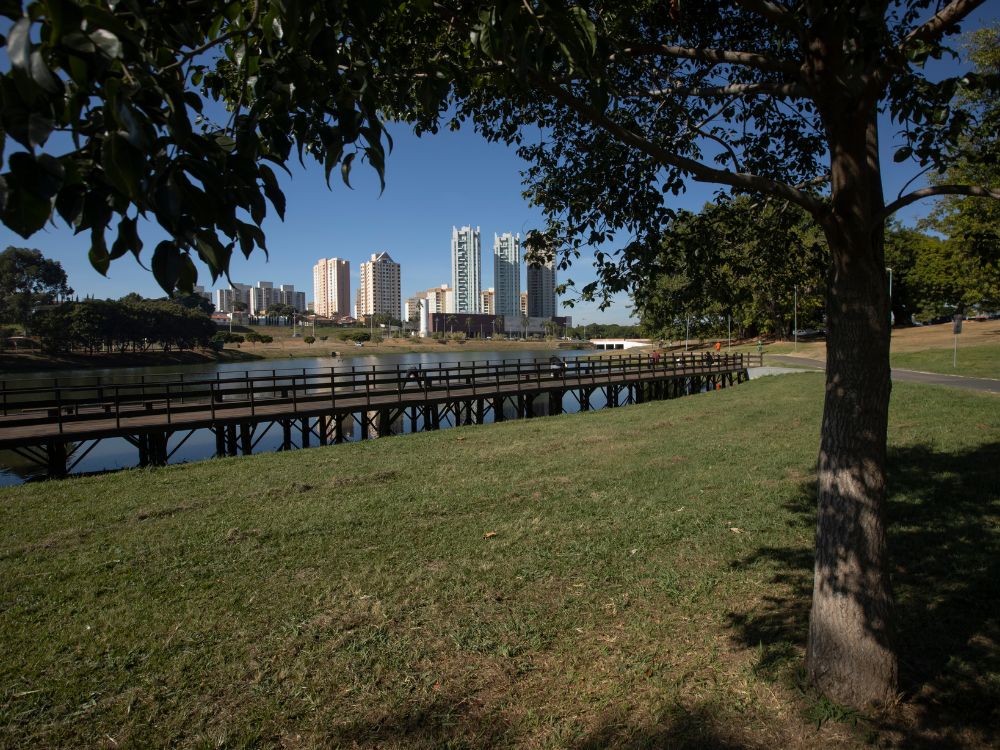 Vista urbana e área verde mostrando como Indaiatuba melhor cidade para morar no interior de São Paulo une natureza, segurança e modernidade.
