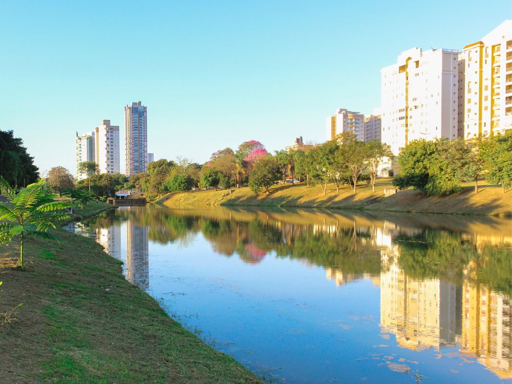 Lago e prédios residenciais destacando por que Indaiatuba melhor cidade para morar no interior de São Paulo atrai famílias e investidores.