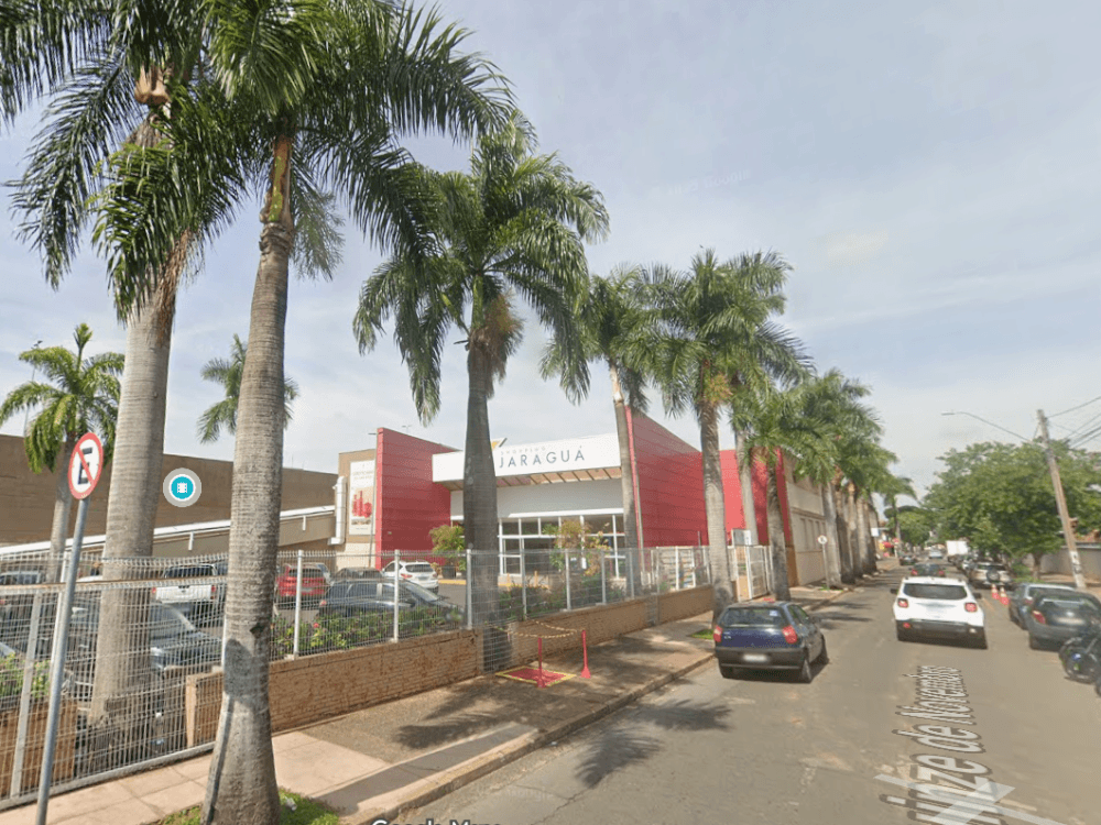 Área externa do Shopping Jaraguá Indaiatuba com palmeiras, estacionamento e fachada principal em uma das avenidas da cidade.