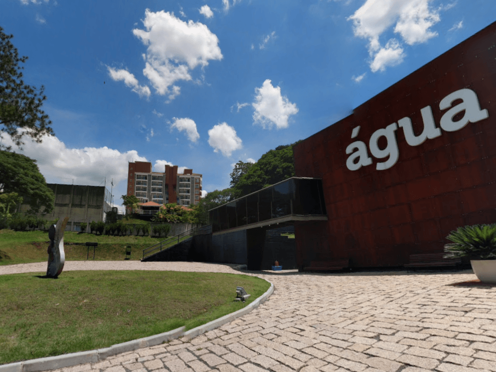 Museu da Água em Indaiatuba com fachada moderna, jardins e área externa, um dos atrativos turísticos ligados à educação ambiental.
