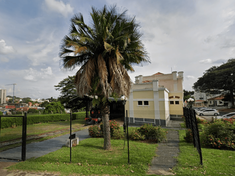 Museu Ferroviário de Indaiatuba com edifício histórico, locomotiva preservada e jardins que valorizam a memória ferroviária local.