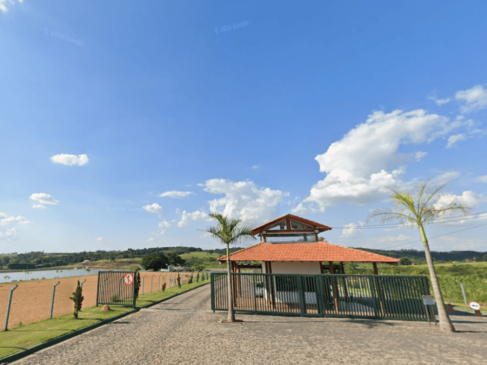 Entrada do Parque Ecológico de Indaiatuba com guarita, área verde, lago ao fundo e céu aberto em um dos principais Indaiatuba pontos turísticos.