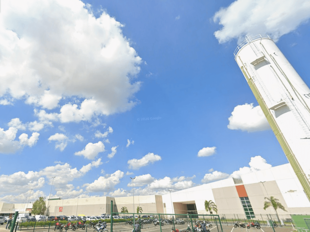 Fachada do Polo Shopping Indaiatuba com estacionamento, edifício comercial e ampla estrutura para compras e lazer na cidade.