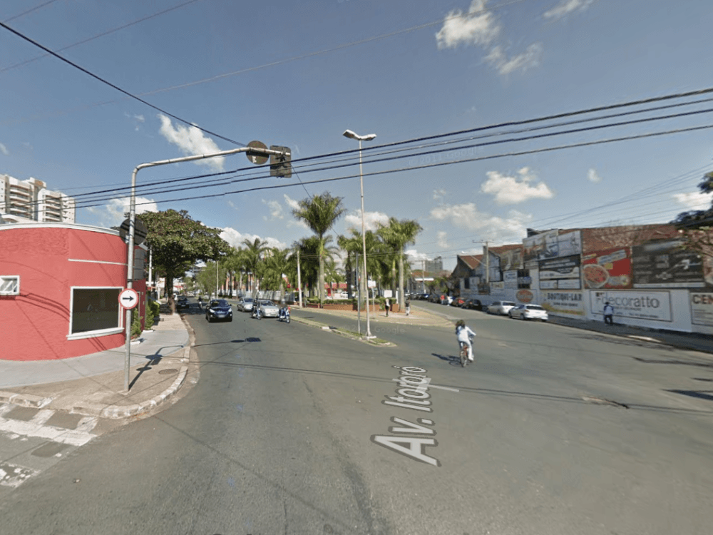 Avenida ampla com fluxo de veículos, áreas verdes e estabelecimentos comerciais, ilustrando a dinâmica urbana do Centro de Indaiatuba.