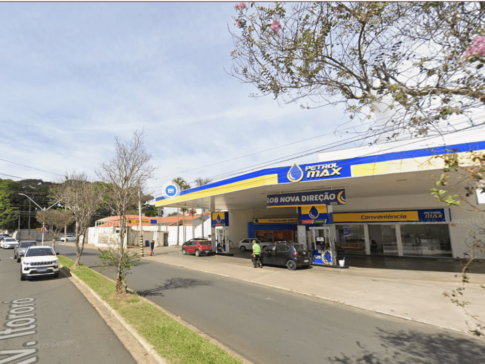 Posto de combustíveis com loja de conveniência em avenida arborizada, evidenciando a infraestrutura e os serviços do Centro de Indaiatuba.
