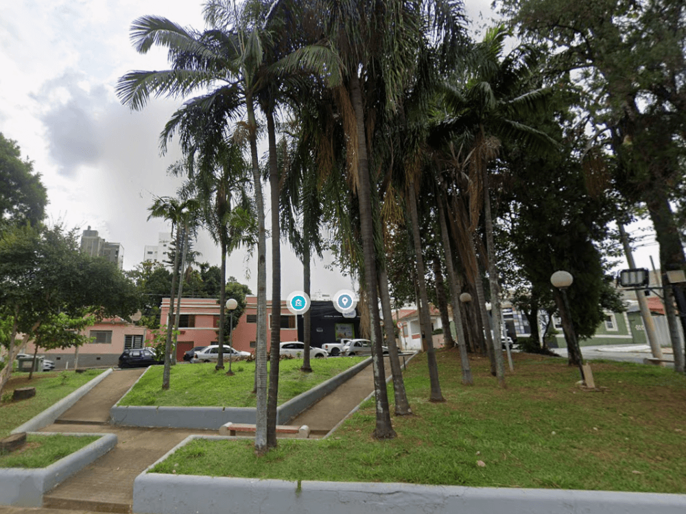 Área arborizada com palmeiras, caminhos pavimentados e gramado, uma das opções de onde passear em Indaiatuba.