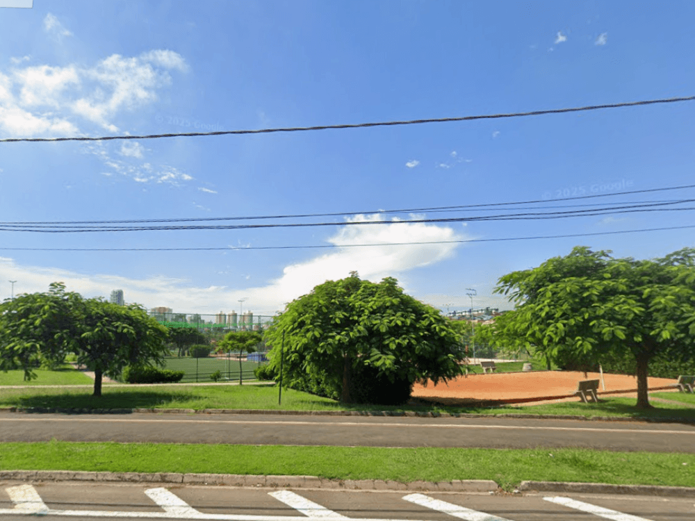 Espaço esportivo arborizado com quadras, gramado, bancos e pista de circulação, uma alternativa de lazer em Indaiatuba.