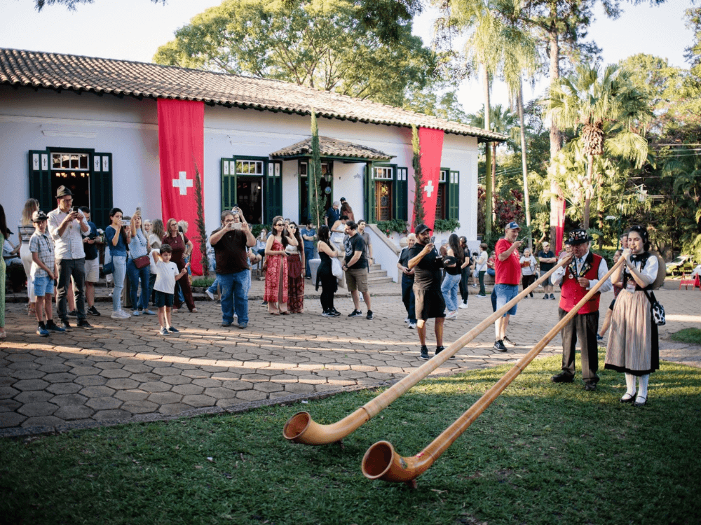 Evento cultural no Bairro Helvetia Indaiatuba reúne visitantes diante de construção histórica com música tradicional